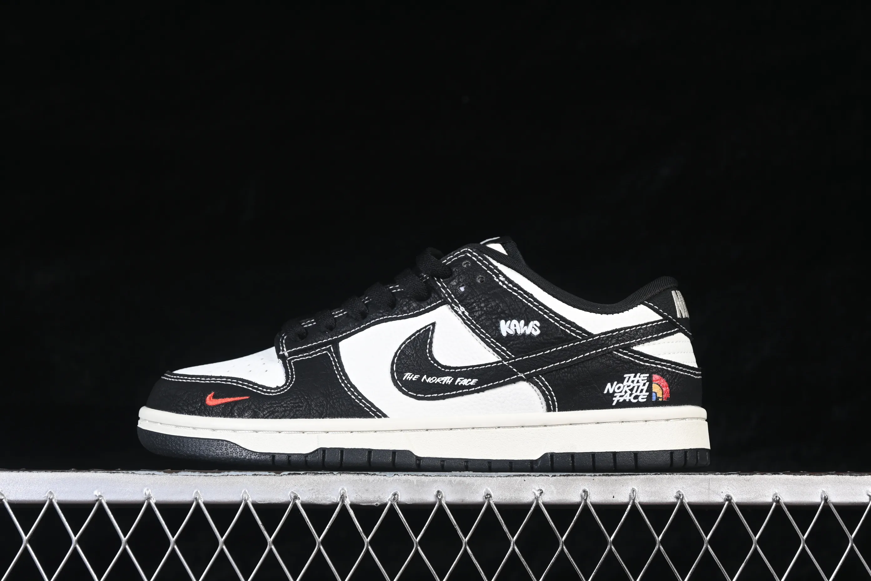 All categories Nk SB Dunk Series Nk SB Dunk Low High-end customized low-top sneakers Nike SB Dunk Low North Face co-branded black and white High-end customized low-top casual sneakers YF9511-915